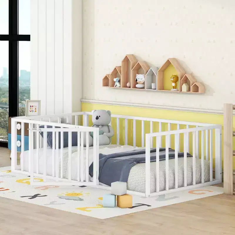 Struttura letto a terra moderna con recinzione di sicurezza e porta, struttura letto a terra in metallo per bambini e bambine facile da montare