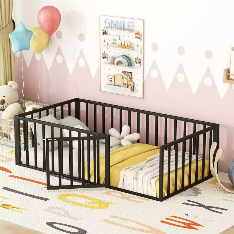 Struttura letto a terra moderna con recinzione di sicurezza e porta, struttura letto a terra in metallo per bambini e bambine facile da montare