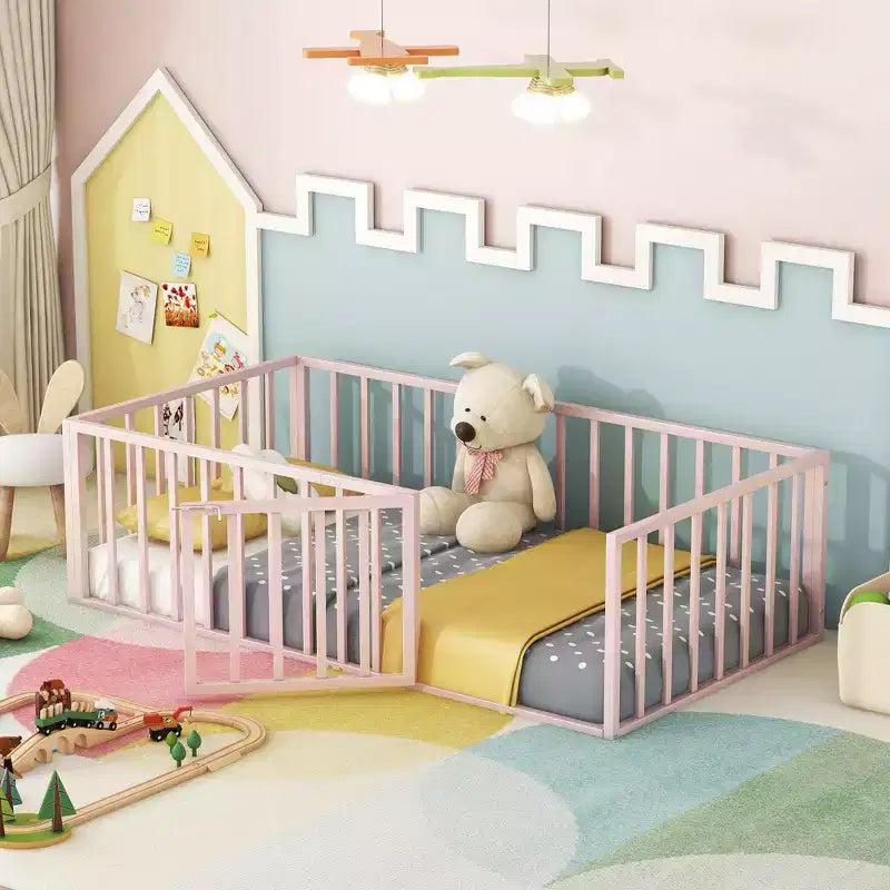 Struttura letto a terra moderna con recinzione di sicurezza e porta, struttura letto a terra in metallo per bambini e bambine facile da montare