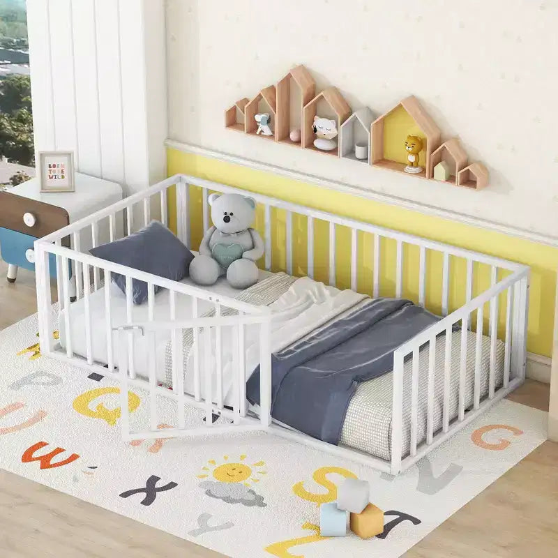 Struttura letto a terra moderna con recinzione di sicurezza e porta, struttura letto a terra in metallo per bambini e bambine facile da montare