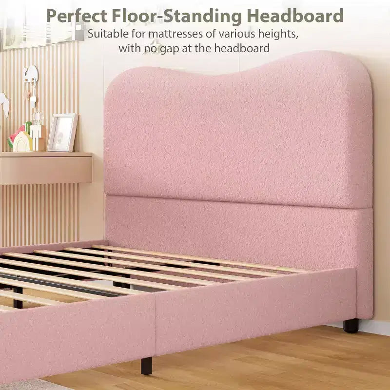 Struttura letto matrimoniale/una piazza e mezza/queen size con testiera imbottita in Boucle effetto nuvola, piattaforma a basso profilo, robuste doghe in legno, silenziosa, non richiede rete a molle
