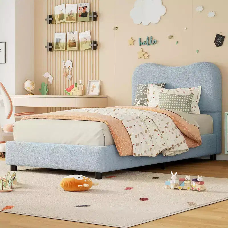 Struttura letto matrimoniale/una piazza e mezza/queen size con testiera imbottita in Boucle effetto nuvola, piattaforma a basso profilo, robuste doghe in legno, silenziosa, non richiede rete a molle