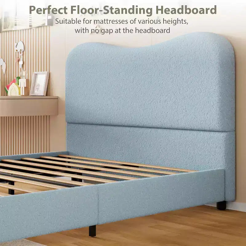 Struttura letto matrimoniale/una piazza e mezza/queen size con testiera imbottita in Boucle effetto nuvola, piattaforma a basso profilo, robuste doghe in legno, silenziosa, non richiede rete a molle
