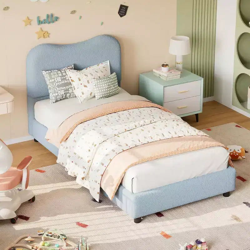 Struttura letto matrimoniale/una piazza e mezza/queen size con testiera imbottita in Boucle effetto nuvola, piattaforma a basso profilo, robuste doghe in legno, silenziosa, non richiede rete a molle