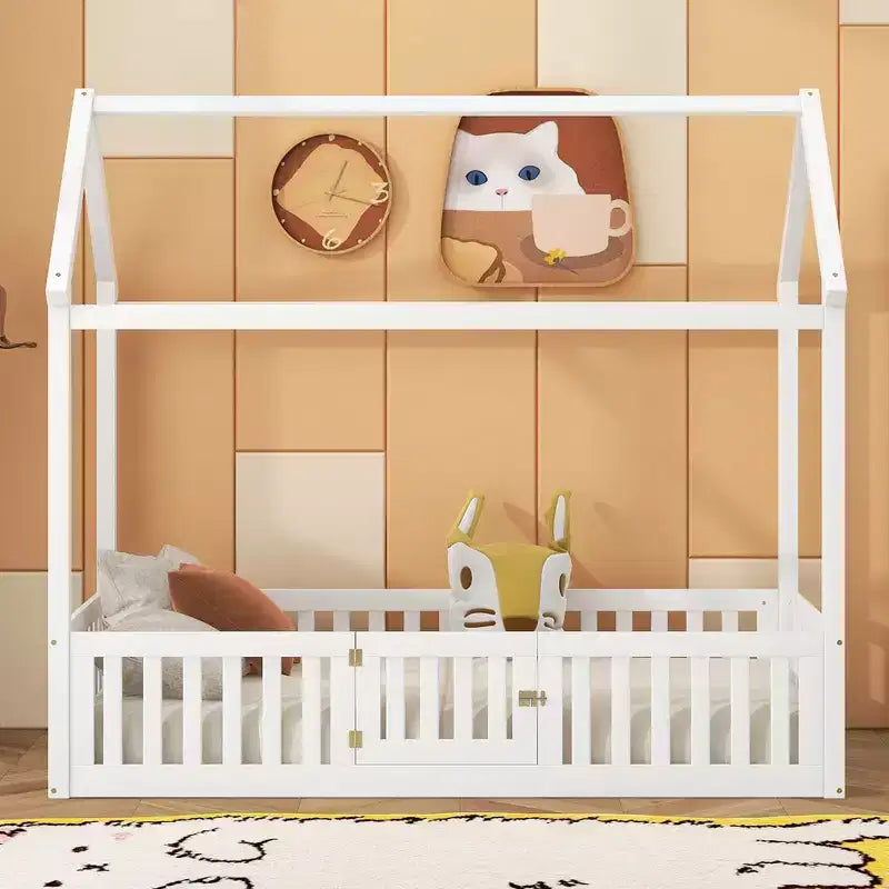 Letto a casetta a pavimento per bambini, letto Montessori in legno con recinzione e porta, letto a casetta completo con tetto per bambine e bambini