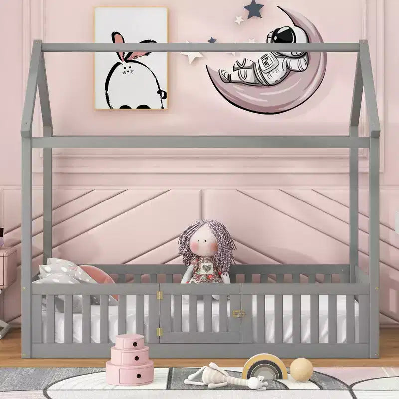 Letto a casetta a pavimento per bambini, letto Montessori in legno con recinzione e porta, letto a casetta completo con tetto per bambine e bambini