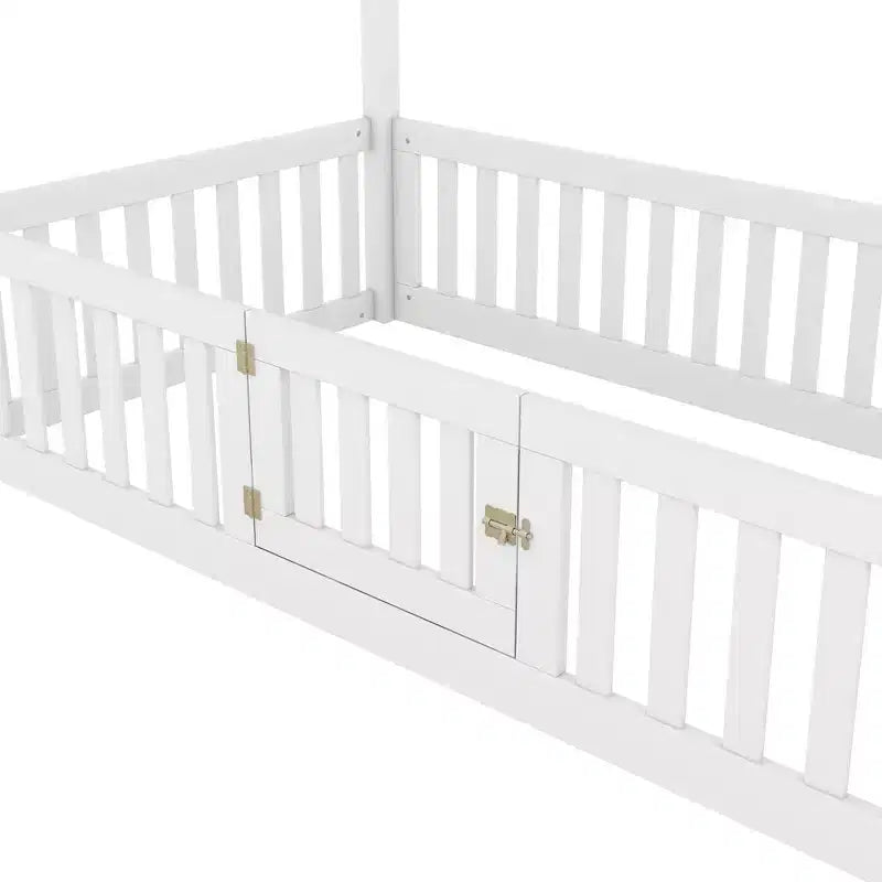 Letto a casetta a pavimento per bambini, letto Montessori in legno con recinzione e porta, letto a casetta completo con tetto per bambine e bambini
