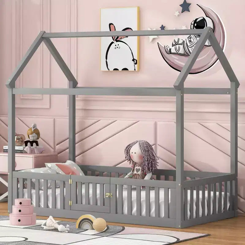 Letto a casetta a pavimento per bambini, letto Montessori in legno con recinzione e porta, letto a casetta completo con tetto per bambine e bambini