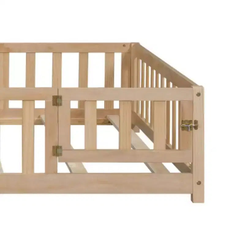 Letto a Piattaforma da Terra Full Size con Recinzione e Porta, Struttura Letto da Terra in Legno con Doghe di Supporto per Mobili da Camera per Bambini e Bambine, Facile da Montare